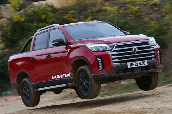 Бившият Ssangyong Musso е разумна и достъпна алтернатива.  Като цяло, този пикап осигурява прилични производителност и управление. Съчетава характеристиките на пикапа, подсилени от приличен капацитет за теглене и солиден полезен товар.
 
Мощността се черпи от 2,2-литров дизелов двигател със 199 к.с. (стандартен за всички варианти), който предлага повече шум от повечето си конкуренти.

Изберете базовото ниво. Капацитетът на теглене е 3200 кг, нараствайки до 3500 кг за шестстепенния автоматик. В зависимост от оборудването, Musso може да носи полезен товар между 1095 kg и 1205 kg.

Той завива с прилично сцепление и контрол на каросерията и докато комфортът на возене е малко противорчив, двигателят е тих при движение. 

Неговият външен вид е малко странен в стандартна форма, с къс товарен отсек, но предлага четири седалки, достатъчно големи за възрастни. Ако имате нужда от легло в цял ръст, ще трябва да изберете версия Saracen. 